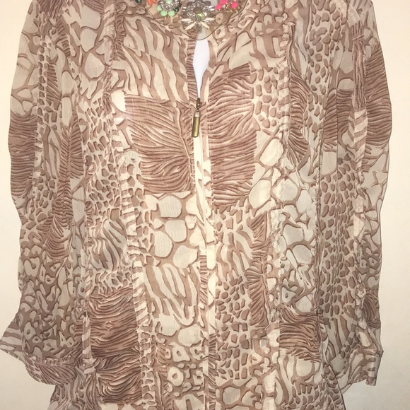 🎊 PRICE DROP🎊 Sheer Animal Print Top🛍 - Picture 3 of 4